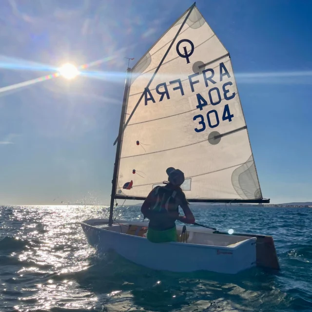 ☀️ Immersion sur une journée de stage de @liguedevoileoccitanie 35 Optimist sur…